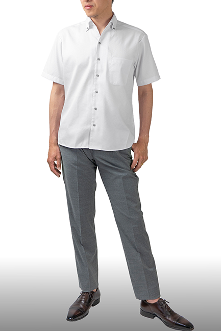 メンズ】オフィスでシャツの裾出しをカッコよく！『タックアウト』の